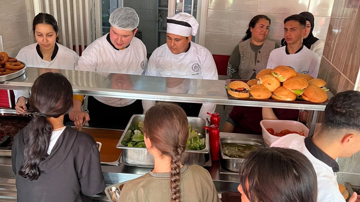 Geleceğin Aşçıları Okulumuz Öğrencilerine Öğle Yemeği Hazırladı